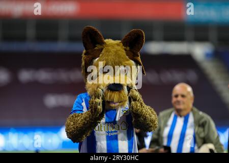 John Smith's Stadium, Huddersfield, England - 20. September 2023 Huddersfield Town Maskottchen Terry The Terrier applaudiert den Fans - vor dem Spiel Huddersfield Town gegen Stoke City, Sky Bet Championship, 2023/24, John Smith's Stadium, Huddersfield, England - 20. September 2023 Credit: Mathew Marsden/WhiteRosePhotos/Alamy Live News Stockfoto