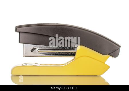 Ein Bürohefter, Makro, isoliert auf weißem Hintergrund. Stockfoto
