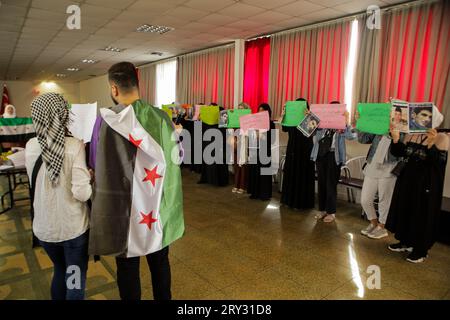 28. September 2023: Gaziantep, Turkiye. 28. September 2023. Eine Reihe von Mitgliedern syrischer Gemeindeorganisationen treffen sich in der Bulbulzadeh Hall in der Innenstadt von Gaziantep, um sich mit den anhaltenden Protesten gegen die Regierung in der syrischen Südweststadt Suweida zu solidarisieren. Während der Veranstaltung in der südtürkischen Stadt Gaziantep hissten einige Teilnehmer die syrische Oppositionsflagge sowie Banner gegen die nationale Koalition der syrischen Revolutions- und Oppositionskräfte. Der Veranstalter, Ensaf Naser, argumentierte, dass die syrische nationale Koalition die Syrer nicht repräsentiere. Während ihrer Rede Stockfoto