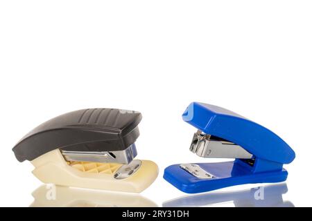 Ein Bürohefter, Makro, isoliert auf weißem Hintergrund. Stockfoto