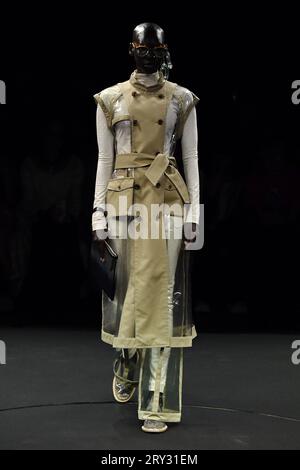 Paris, Frankreich. September 2023 27. Ein Model spaziert auf der Anrealage Fashion Show während der Frühjahr Sommer 2024 Collections Fashion Show auf der Paris Fashion Week in Paris, Frankreich am 27 2023. September. Letzte Sammlung von Gabriela Hearst (Foto: Jonas Gustavsson/SIPA USA) Credit: SIPA USA/Alamy Live News Stockfoto