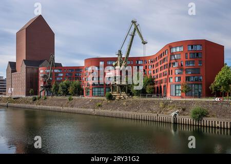 Duisburg, Ruhrgebiet, Nordrhein-Westfalen, Deutschland - Innenhafen Duisburg mit dem wellenfoermigen Neubau vom Landesarchiv Nordrhein-Westfalen, dem umgebauten Archivturm im ehemaligen gem RWSG-Speichergebaeude und alten Hafenkraenen. Nordrhein Duisburg-Westfalen Deutschland *** Duisburg, Ruhrgebiet, Nordrhein-Westfalen, Deutschland Duisburg Innenhafen mit dem wellenförmigen Neubau des Nordrhein-westfälischen Staatsarchivs, dem wiederaufgebauten Archivturm im ehemaligen RWSG-Lagergebäude und alten Hafengebäuden Duisburg Nordrhein-Westfalen Deutschland Stockfoto