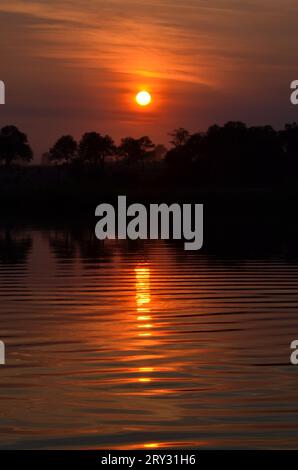 Atemberaubender Sonnenuntergang im okavango River, botswana, afrika Stockfoto