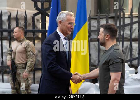 Kiew, Ukraine. September 2023 28. Ukrainischer Präsident Wolodymyr Zelensky (R) nach einem Treffen mit dem NATO-Generalsekretär Jens Stoltenberg am Donnerstag, dem 28. September 2023. Foto des ukrainischen Präsidenten Pressedienst / Credit: UPI/Alamy Live News Stockfoto