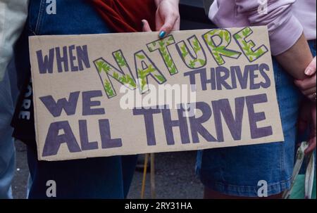 London, England, Großbritannien. September 2023 28. Demonstranten und Mitglieder von mehr als 40 Natur- und Umwelt-NRO versammelten sich vor dem DEFRA (Department for Environment, Food and Rural Affairs) und forderten die Regierung auf, die Natur wiederherzustellen, nachdem sie einen vernichtenden Bericht über den Zustand der britischen Natur vorgelegt hatten. (Bild: © Vuk Valcic/ZUMA Press Wire) NUR REDAKTIONELLE VERWENDUNG! Nicht für kommerzielle ZWECKE! Stockfoto