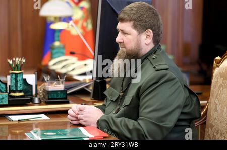 Moskau, Russland. September 2023 28. Der tschetschenische Führer Ramzan Kadyrow hört dem russischen Präsidenten Wladimir Putin während eines persönlichen Arbeitstreffens im Kreml am 28. September 2023 in Moskau zu. Kredit: Mikhail Metzel/Kreml Pool/Alamy Live News Stockfoto