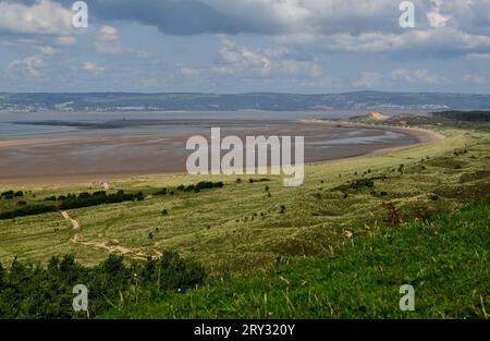 Blick auf die Dünen und den Sandstrand und den Whitford Lighthouse auf der Gower-Halbinsel in Südwales Stockfoto