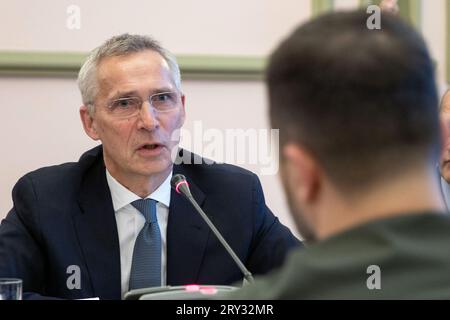 Kiew, Ukraine. September 2023 28. Ukrainischer Präsident Wolodymyr Zelensky (R) bei einem Treffen mit dem NATO-Generalsekretär Jens Stoltenberg( L) am Donnerstag, den 28. September 2023. Foto des ukrainischen Präsidenten Pressedienst / Credit: UPI/Alamy Live News Stockfoto