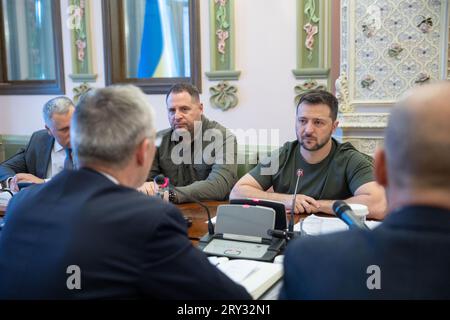 Kiew, Ukraine. September 2023 28. Ukrainischer Präsident Wolodymyr Zelensky (R) während eines Treffens mit dem NATO-Generalsekretär Jens Stoltenberg am Donnerstag, den 28. September 2023. Foto des ukrainischen Präsidenten Pressedienst / Credit: UPI/Alamy Live News Stockfoto