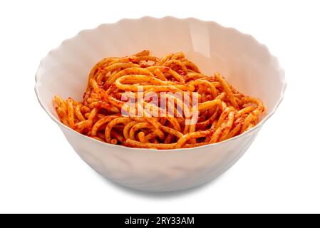 Bucatini-Pasta mit Tomatensauce in Keramik-Serviertürme isoliert auf weiß mit Schnittpfad im Preis inbegriffen Stockfoto