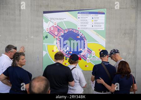 Lyon, Frankreich. September 2023 27. Besucher vor dem Stadionplan während des Rugby World Cup Pools Ein Spiel zwischen Uruguay und Namibia im Stade de Lyon am 27. September 2023 in Lyon, Frankreich. Foto von Baptiste Paquot/ABACAPRESS.COM Credit: Abaca Press/Alamy Live News Stockfoto