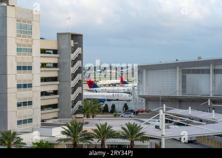 NEW ORLEANS, LA, USA - 31. MÄRZ 2023: Delta Passagierflugzeuge am Terminal des Louis Armstrong International Airport Stockfoto