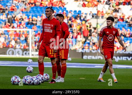 Cardiff, Wales - 11. Juni 2022: Wales Gareth Bale und Neco Williams vor dem Spiel der UEFA Nations League zwischen Wales und Belgien in Cardiff Stockfoto