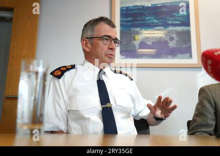 Garda-Kommissar Drew Harris (links) spricht nach seinem Treffen mit der Polizeibehörde in ihren Büros in Dublin vor den Medien. Bilddatum: Donnerstag, 28. September 2023. Stockfoto