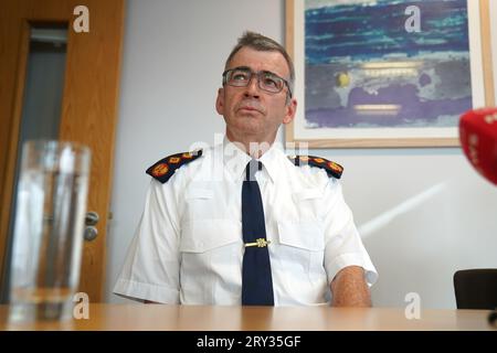 Garda-Kommissar Drew Harris (links) spricht nach seinem Treffen mit der Polizeibehörde in ihren Büros in Dublin vor den Medien. Bilddatum: Donnerstag, 28. September 2023. Stockfoto