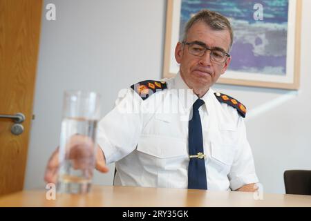 Garda-Kommissar Drew Harris (links) spricht nach seinem Treffen mit der Polizeibehörde in ihren Büros in Dublin vor den Medien. Bilddatum: Donnerstag, 28. September 2023. Stockfoto