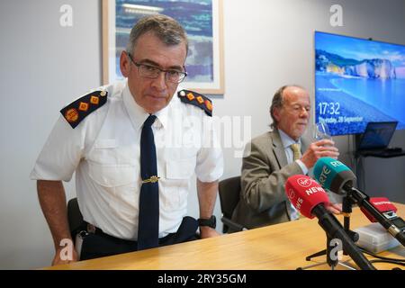 Garda-Kommissar Drew Harris (links) spricht nach seinem Treffen mit der Polizeibehörde in ihren Büros in Dublin vor den Medien. Bilddatum: Donnerstag, 28. September 2023. Stockfoto