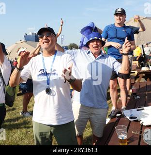 Rom, Italien. September 2023 28. Golffans genießen die Sonne beim Ryder Cup 2023 im Marco Simone Golf Club, Rom, Italien, am Donnerstag, den 28. September 2023. Foto von Hugo Philpott/UPI Credit: UPI/Alamy Live News Stockfoto