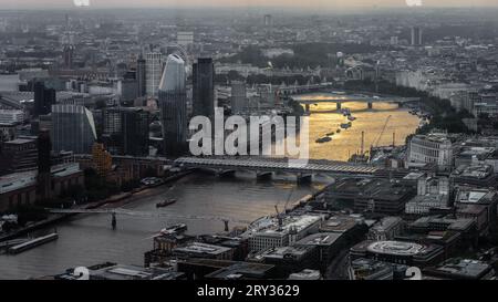 Der Blick auf die themse bei Sonnenuntergang vom Horizon 22-Gebäude in Bishopsgate in London. Stockfoto