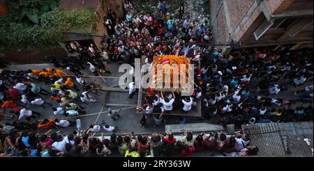 Kathmandu, Bagmati, Nepal. September 2023 28. Während des Indrajatra-Festivals in Kathmandu, Nepal, am 28. September 2023 ziehen die Menschen den Wagen der lebenden Göttin Kumari. Nepali feiert das Indra-Jatra-Festival, um „Indra“ zu verehren, den Gott des Regens nach dem hinduistischen Mythos, und um das Ende der Monsunzeit zu markieren. (Bild: © Sunil Sharma/ZUMA Press Wire) NUR REDAKTIONELLE VERWENDUNG! Nicht für kommerzielle ZWECKE! Stockfoto