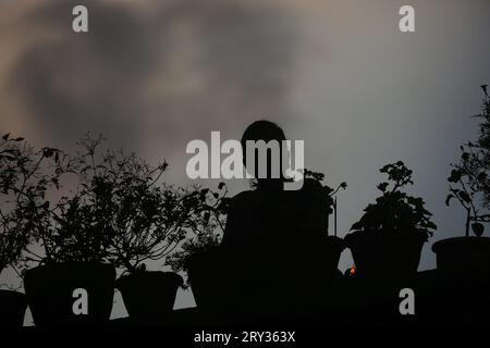 Kathmandu, Bagmati, Nepal. September 2023 28. Während des Indrajatra-Festivals in Kathmandu, Nepal, am 28. September 2023 bietet sie den Wagen Gebete an. Nepali feiert das Indra-Jatra-Festival, um „Indra“ zu verehren, den Gott des Regens nach dem hinduistischen Mythos, und um das Ende der Monsunzeit zu markieren. (Bild: © Sunil Sharma/ZUMA Press Wire) NUR REDAKTIONELLE VERWENDUNG! Nicht für kommerzielle ZWECKE! Stockfoto