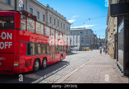 Helsinki, Finnland - 23. Juli 2023: Steigen Sie in den Bus für Besichtigungstouren im Stadtzentrum von Helsinki. Stockfoto