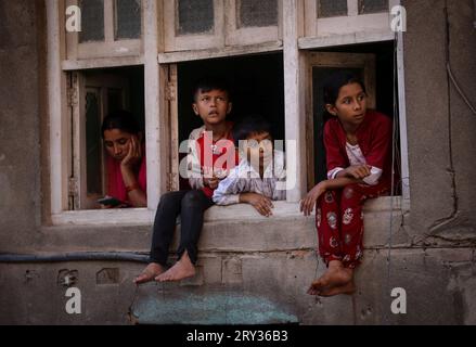 Kathmandu, Bagmati, Nepal. September 2023 28. Die nepalesischen Kinder bleiben am Window, um das Indrajatra-Festival in Kathmandu, Nepal, am 28. September 2023 zu beobachten. Nepali feiert das Indra-Jatra-Festival, um „Indra“ zu verehren, den Gott des Regens nach dem hinduistischen Mythos, und um das Ende der Monsunzeit zu markieren. (Bild: © Sunil Sharma/ZUMA Press Wire) NUR REDAKTIONELLE VERWENDUNG! Nicht für kommerzielle ZWECKE! Stockfoto