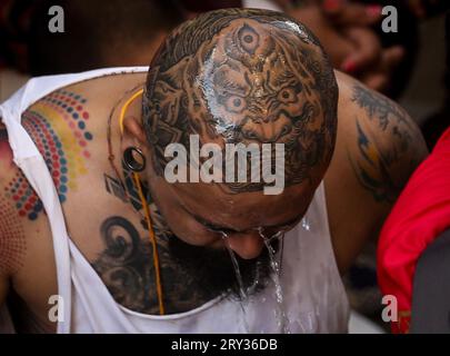 Kathmandu, Bagmati, Nepal. September 2023 28. Ein Mann mit tätowiertem Kopf wäscht das Gesicht während des Indrajatra-Festivals in Kathmandu, Nepal am 28. September 2023. Nepali feiert das Indra-Jatra-Festival, um „Indra“ zu verehren, den Gott des Regens nach dem hinduistischen Mythos, und um das Ende der Monsunzeit zu markieren. (Bild: © Sunil Sharma/ZUMA Press Wire) NUR REDAKTIONELLE VERWENDUNG! Nicht für kommerzielle ZWECKE! Stockfoto
