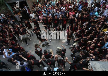 Kathmandu, Bagmati, Nepal. September 2023 28. Die Menschen nehmen am Indrajatra-Festival in Kathmandu, Nepal, am 28. September 2023 Teil. Nepali feiert das Indra-Jatra-Festival, um „Indra“ zu verehren, den Gott des Regens nach dem hinduistischen Mythos, und um das Ende der Monsunzeit zu markieren. (Bild: © Sunil Sharma/ZUMA Press Wire) NUR REDAKTIONELLE VERWENDUNG! Nicht für kommerzielle ZWECKE! Stockfoto