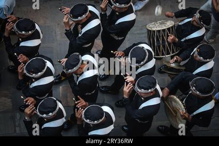 Kathmandu, Bagmati, Nepal. September 2023 28. Guruju Paltan der nepalesischen Armee spielen traditionelle Musik während des Indrajatra-Festivals in Kathmandu, Nepal am 28. September 2023. Nepali feiert das Indra-Jatra-Festival, um „Indra“ zu verehren, den Gott des Regens nach dem hinduistischen Mythos, und um das Ende der Monsunzeit zu markieren. (Bild: © Sunil Sharma/ZUMA Press Wire) NUR REDAKTIONELLE VERWENDUNG! Nicht für kommerzielle ZWECKE! Stockfoto
