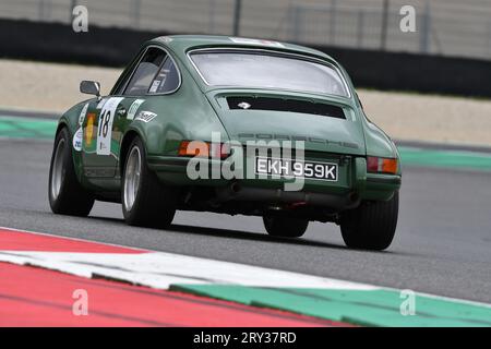 Scarperia, 2. April 2023: Porsche 911 ST des Jahres 1972 in Aktion während der Mugello Classic 2023 auf dem Mugello Circuit in Italien. Stockfoto