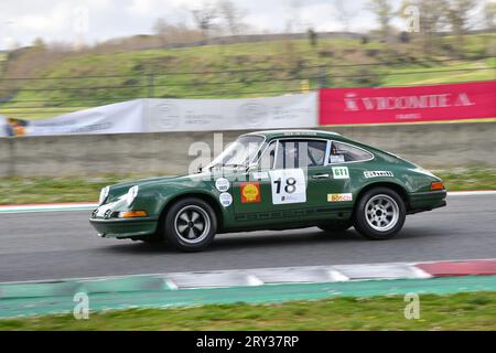 Scarperia, 2. April 2023: Porsche 911 ST des Jahres 1972 in Aktion während der Mugello Classic 2023 auf dem Mugello Circuit in Italien. Stockfoto