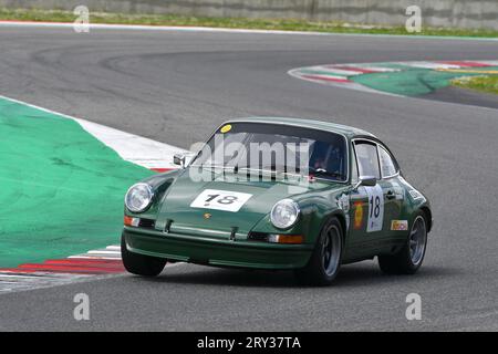 Scarperia, 2. April 2023: Porsche 911 ST des Jahres 1972 in Aktion während der Mugello Classic 2023 auf dem Mugello Circuit in Italien. Stockfoto