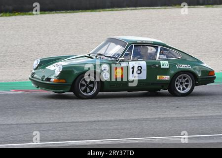 Scarperia, 2. April 2023: Porsche 911 ST des Jahres 1972 in Aktion während der Mugello Classic 2023 auf dem Mugello Circuit in Italien. Stockfoto