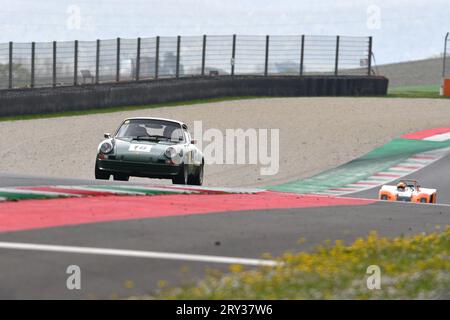 Scarperia, 2. April 2023: Porsche 911 ST des Jahres 1972 in Aktion während der Mugello Classic 2023 auf dem Mugello Circuit in Italien. Stockfoto