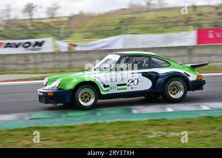 Scarperia, 2. April 2023: Porsche 911 Carrera RSR 3,0 des Jahres 1974 im Einsatz während der Mugello Classic 2023 auf dem Mugello Circuit in Italien. Stockfoto