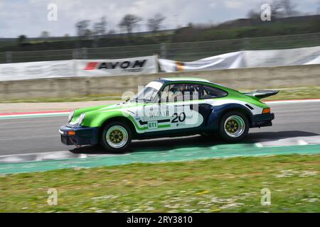 Scarperia, 2. April 2023: Porsche 911 Carrera RSR 3,0 des Jahres 1974 im Einsatz während der Mugello Classic 2023 auf dem Mugello Circuit in Italien. Stockfoto