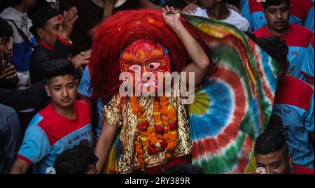 Kathmandu, Bagmati, Nepal. September 2023 28. Die maskierte Tänzerin Lakhe tritt während des Indrajatra-Festivals in Kathmandu, Nepal, am 28. September 2023 auf. Nepali feiert das Indra-Jatra-Festival, um „Indra“ zu verehren, den Gott des Regens nach dem hinduistischen Mythos, und um das Ende der Monsunzeit zu markieren. (Bild: © Sunil Sharma/ZUMA Press Wire) NUR REDAKTIONELLE VERWENDUNG! Nicht für kommerzielle ZWECKE! Stockfoto