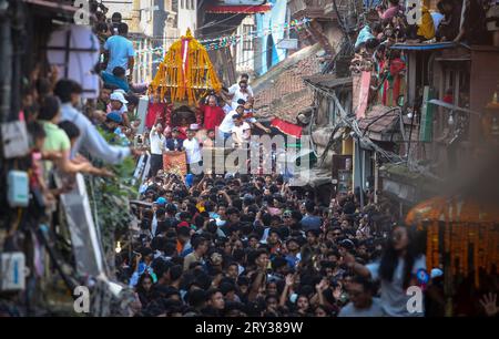 Kathmandu, Bagmati, Nepal. September 2023 28. Die Menschen nehmen an der Wagenprozession der lebenden Göttin Kumari während des Indrajatra-Festivals in Kathmandu, Nepal, am 28. September 2023 Teil. Nepali feiert das Indra-Jatra-Festival, um „Indra“ zu verehren, den Gott des Regens nach dem hinduistischen Mythos, und um das Ende der Monsunzeit zu markieren. (Bild: © Sunil Sharma/ZUMA Press Wire) NUR REDAKTIONELLE VERWENDUNG! Nicht für kommerzielle ZWECKE! Stockfoto