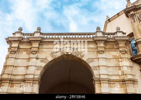 Porta Garibaldi, altes Tor in der Altstadt von Marsala, Sizilien, Italien Stockfoto