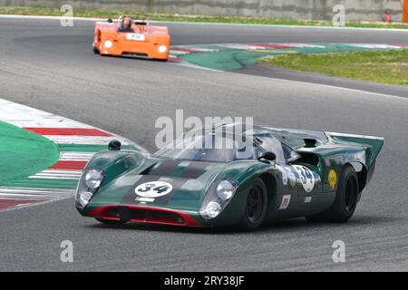 Scarperia, 2. April 2023: Lola T70 Mk III B Jahr 1969 in Aktion während des Mugello Classic 2023 auf dem Mugello Circuit in Italien. Stockfoto