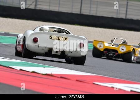 Scarperia, 2. April 2023: Porsche 910 des Jahres 1967 in Aktion während der Mugello Classic 2023 auf dem Mugello Circuit in Italien. Stockfoto