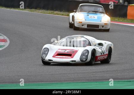 Scarperia, 2. April 2023: Porsche 910 des Jahres 1967 in Aktion während der Mugello Classic 2023 auf dem Mugello Circuit in Italien. Stockfoto