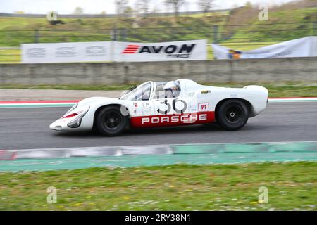 Scarperia, 2. April 2023: Porsche 910 des Jahres 1967 in Aktion während der Mugello Classic 2023 auf dem Mugello Circuit in Italien. Stockfoto