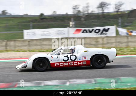 Scarperia, 2. April 2023: Porsche 910 des Jahres 1967 in Aktion während der Mugello Classic 2023 auf dem Mugello Circuit in Italien. Stockfoto