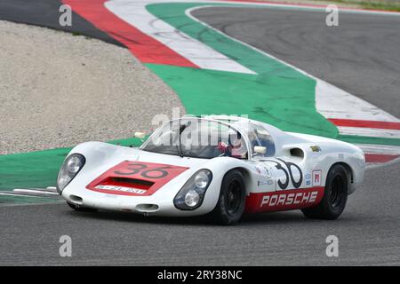 Scarperia, 2. April 2023: Porsche 910 des Jahres 1967 in Aktion während der Mugello Classic 2023 auf dem Mugello Circuit in Italien. Stockfoto