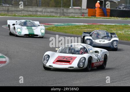 Scarperia, 2. April 2023: Porsche 910 des Jahres 1967 in Aktion während der Mugello Classic 2023 auf dem Mugello Circuit in Italien. Stockfoto