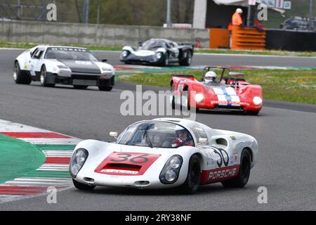 Scarperia, 2. April 2023: Porsche 910 des Jahres 1967 in Aktion während der Mugello Classic 2023 auf dem Mugello Circuit in Italien. Stockfoto