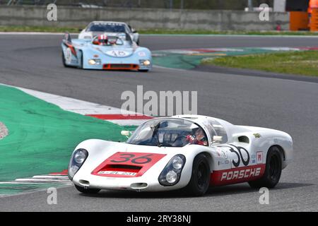 Scarperia, 2. April 2023: Porsche 910 des Jahres 1967 in Aktion während der Mugello Classic 2023 auf dem Mugello Circuit in Italien. Stockfoto