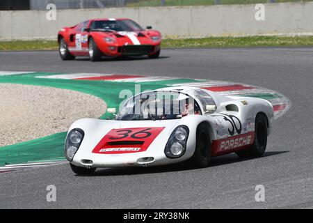 Scarperia, 2. April 2023: Porsche 910 des Jahres 1967 in Aktion während der Mugello Classic 2023 auf dem Mugello Circuit in Italien. Stockfoto